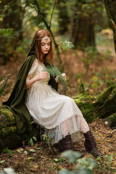 Portré Egy Gyönyörű Vörös Hajú Lányról Zöld Középkori Ruhában Moha — Stock Fotó