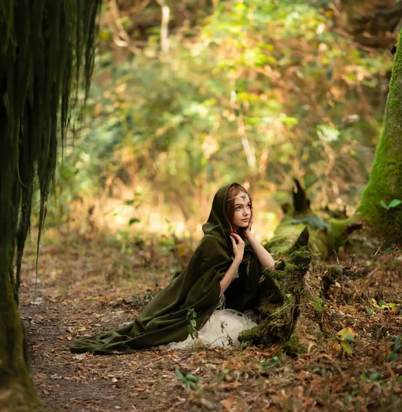 Portrait Beautiful Red Haired Girl Green Medieval Dress Moss Tree — Stock Photo, Image