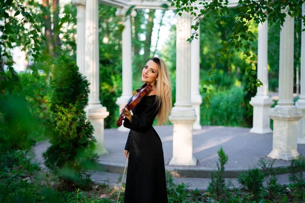 Beautiful Blonde Girl Black Dress Playing Violin Green Park Art — Stock Photo, Image