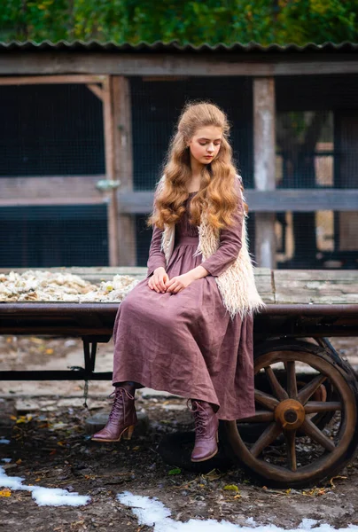 Portret Pięknej Blondynki Curl Girl Średniowiecznej Sukience Kamizelce Futrzanej Łonie — Zdjęcie stockowe