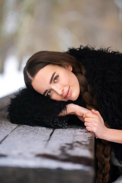 Красивая Девушка Длинными Плетеными Волосами Украинском Традиционном Платье Черная Шуба — стоковое фото