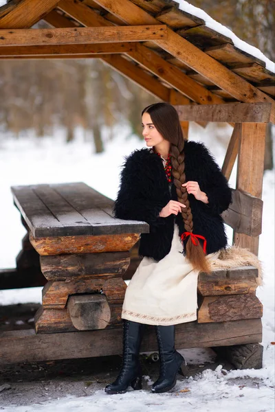 Hermosa Chica Pelo Trenzado Extra Largo Vestido Tradicional Ucraniano Abrigo — Foto de Stock