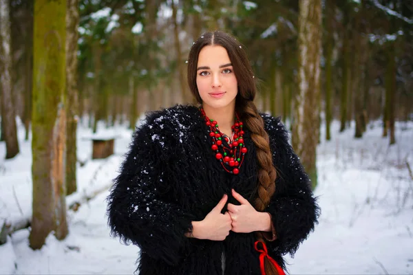 Красивая Девушка Длинными Плетеными Волосами Украинском Традиционном Платье Черная Шуба — стоковое фото
