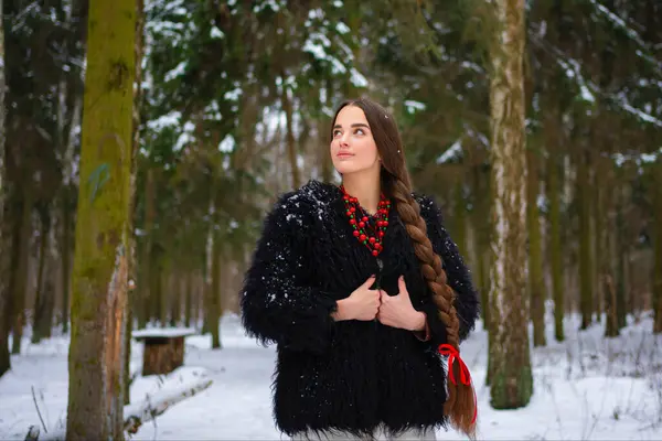 Ukrayna Geleneksel Elbisesi Siyah Kürk Mantosu Kış Ormanlarında Poz Veren — Stok fotoğraf