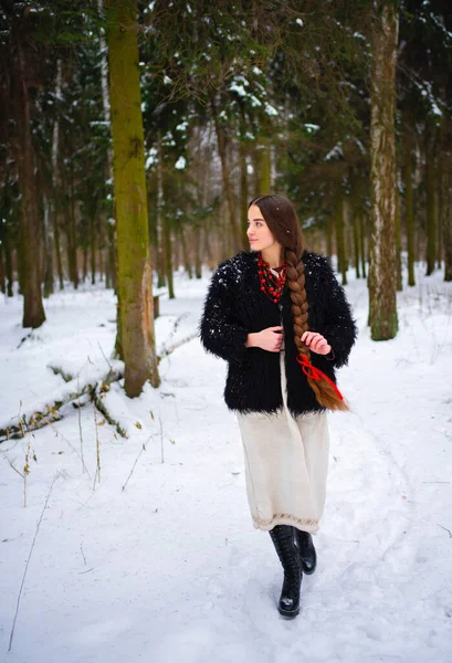 Hermosa Chica Pelo Trenzado Extra Largo Vestido Tradicional Ucraniano Abrigo —  Fotos de Stock