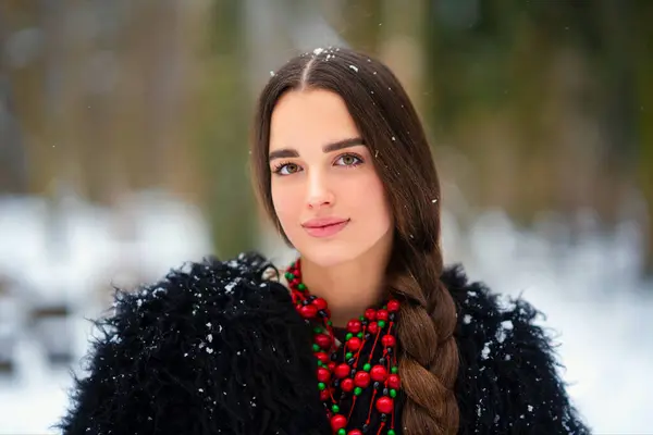 Ukrayna Geleneksel Elbisesi Siyah Kürk Mantosu Kış Ormanlarında Poz Veren — Stok fotoğraf