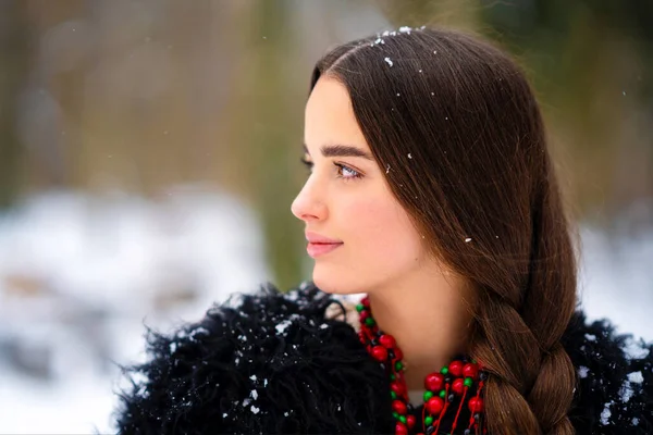 Hermosa Chica Pelo Trenzado Extra Largo Vestido Tradicional Ucraniano Abrigo —  Fotos de Stock