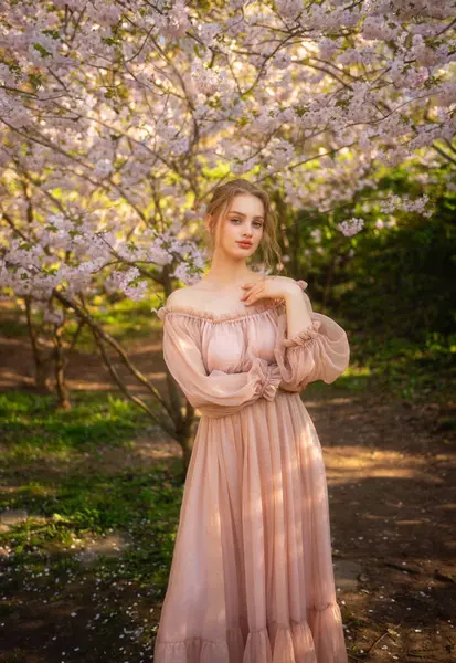 Όμορφο Κορίτσι Ροζ Vintage Φόρεμα Στέκεται Κοντά Πολύχρωμα Λουλούδια Καλλιτεχνικό Εικόνα Αρχείου