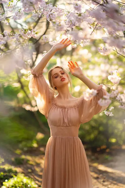Gyönyörű Lány Rózsaszín Vintage Ruha Közelében Álló Színes Virágok Művészi Stock Fotó