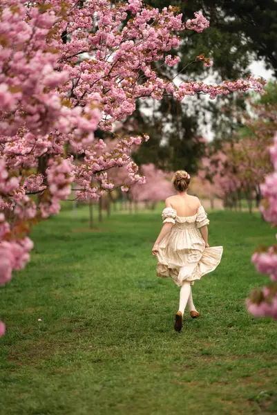 Όμορφη Νεαρή Ξανθιά Κοπέλα Vintage Φόρεμα Δαντέλα Στέκεται Στο Πάρκο Εικόνα Αρχείου