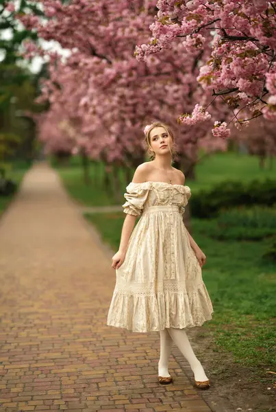 Красивая Молодая Блондинка Винтажном Кружевном Платье Стоит Весеннем Парке Рядом Стоковое Фото
