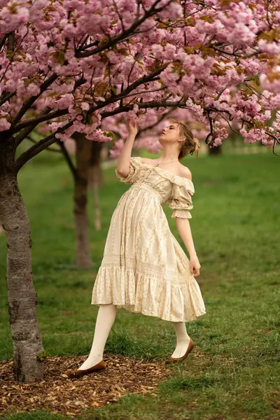Красивая Молодая Блондинка Винтажном Кружевном Платье Стоит Весеннем Парке Рядом Стоковое Изображение