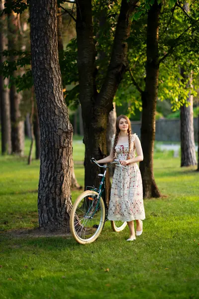 Yaz Ormanı Kırsal Piknik Sahnesinde Çilek ve Bisiklet Tutan Saçlı Genç Kadın