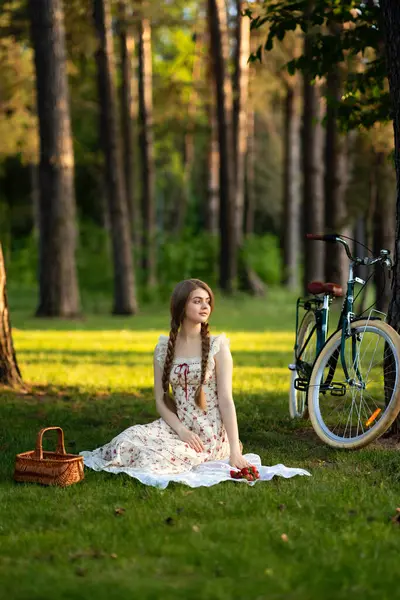 Yaz Ormanı Kırsal Piknik Sahnesinde Çilek ve Bisiklet Tutan Saçlı Genç Kadın