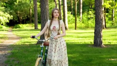 Yaz Ormanı Kırsal Piknik Sahnesinde Çilek ve Bisiklet Tutan Genç Kadın 'ın Videosu