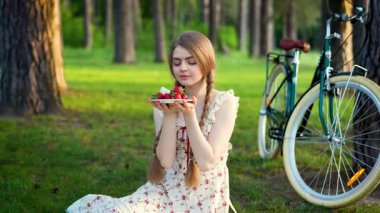 Yaz Ormanı Kırsal Piknik Sahnesinde Çilek ve Bisiklet Tutan Genç Kadın 'ın Videosu