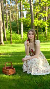 Yaz Ormanı Kırsal Piknik Sahnesinde Çilek ve Bisiklet Tutan Genç Kadın 'ın Videosu