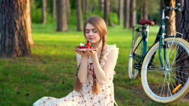 Yaz Ormanı Kırsal Piknik Sahnesinde Çilek ve Bisiklet Tutan Genç Kadın 'ın Videosu