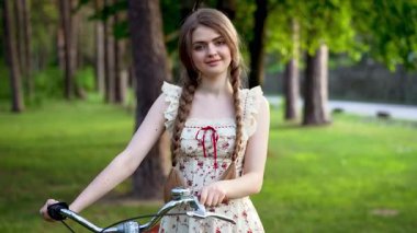 Yaz Ormanı Kırsal Piknik Sahnesinde Çilek ve Bisiklet Tutan Genç Kadın 'ın Videosu