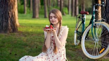 Yaz Ormanı Kırsal Piknik Sahnesinde Çilek ve Bisiklet Tutan Genç Kadın 'ın Videosu
