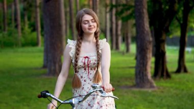Yaz Ormanı Kırsal Piknik Sahnesinde Çilek ve Bisiklet Tutan Genç Kadın 'ın Videosu