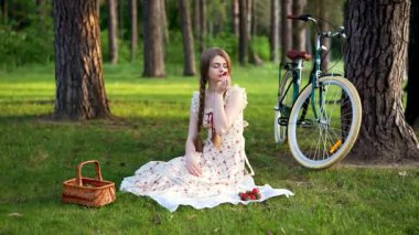 Yaz Ormanı Kırsal Piknik Sahnesinde Çilek ve Bisiklet Tutan Genç Kadın 'ın Videosu