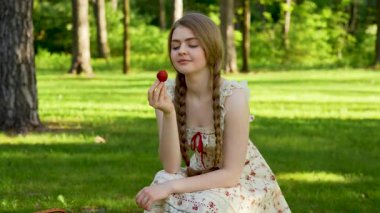 Yaz Ormanı Kırsal Piknik Sahnesinde Çilek ve Bisiklet Tutan Genç Kadın 'ın Videosu