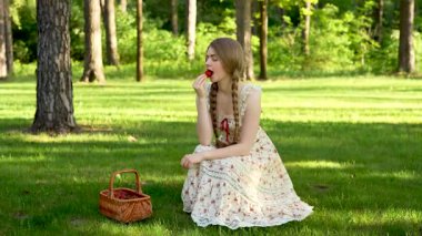 Yaz Ormanı Kırsal Piknik Sahnesinde Çilek ve Bisiklet Tutan Genç Kadın 'ın Videosu