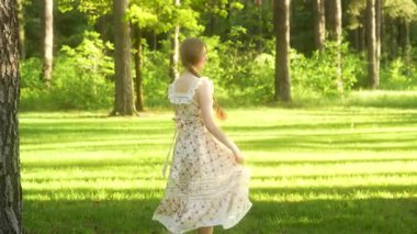 Yaz Ormanı Kırsal Piknik Sahnesinde Çilek ve Bisiklet Tutan Genç Kadın 'ın Videosu