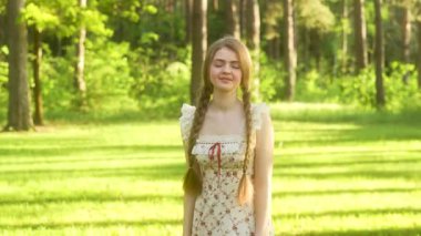 Yaz Ormanı Kırsal Piknik Sahnesinde Çilek ve Bisiklet Tutan Genç Kadın 'ın Videosu