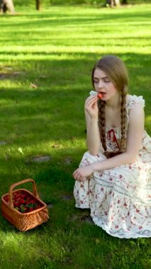 Yaz Ormanı Kırsal Piknik Sahnesinde Çilek ve Bisiklet Tutan Genç Kadın 'ın Videosu