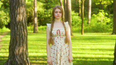 Yaz Ormanı Kırsal Piknik Sahnesinde Çilek ve Bisiklet Tutan Genç Kadın 'ın Videosu