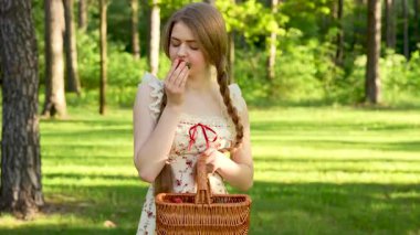 Yaz Ormanı Kırsal Piknik Sahnesinde Çilek ve Bisiklet Tutan Genç Kadın 'ın Videosu