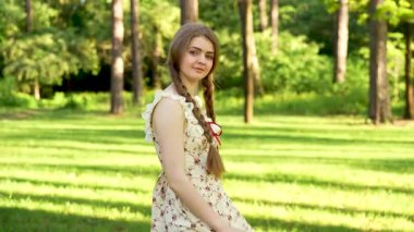 Yaz Ormanı Kırsal Piknik Sahnesinde Çilek ve Bisiklet Tutan Genç Kadın 'ın Videosu