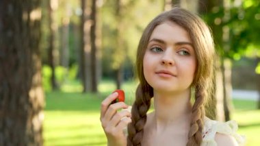 Yaz Ormanı Kırsal Piknik Sahnesinde Çilek ve Bisiklet Tutan Genç Kadın 'ın Videosu