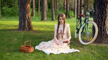 Yaz Ormanı Kırsal Piknik Sahnesinde Çilek ve Bisiklet Tutan Genç Kadın 'ın Videosu