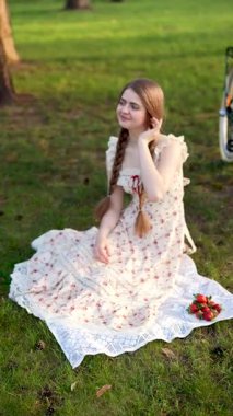 Yaz Ormanı Kırsal Piknik Sahnesinde Çilek ve Bisiklet Tutan Genç Kadın 'ın Videosu