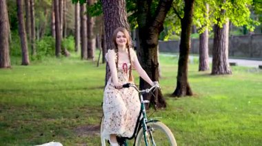 Yaz Ormanı Kırsal Piknik Sahnesinde Çilek ve Bisiklet Tutan Genç Kadın 'ın Videosu