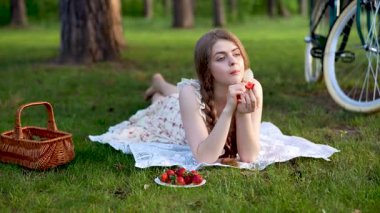 Yaz Ormanı Kırsal Piknik Sahnesinde Çilek ve Bisiklet Tutan Genç Kadın 'ın Videosu