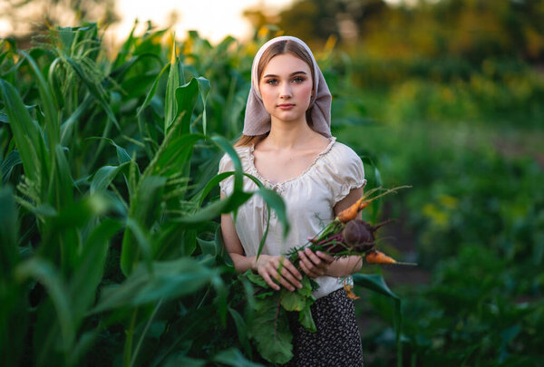 Девушка работает в саду летом