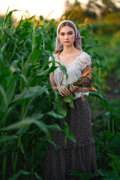 Девушка работает в саду летом