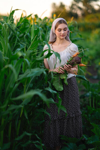 Девушки, работающие в саду летом