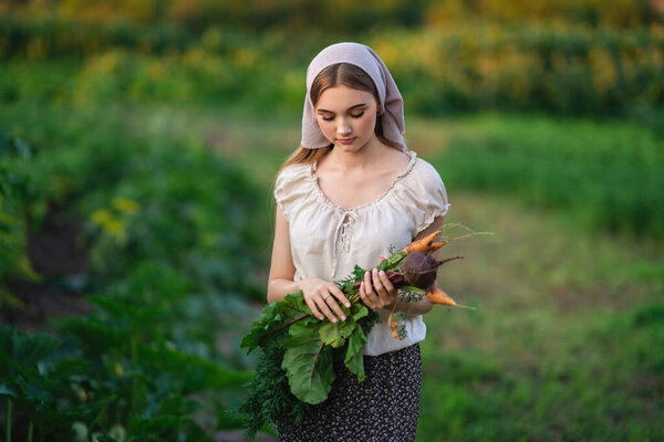 Девушка работает в саду летом