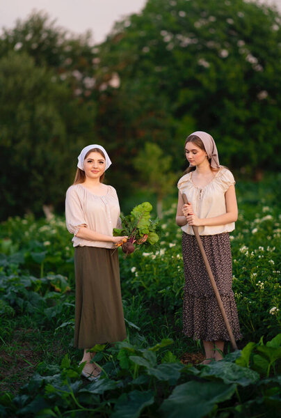 Девушка работает в саду летом