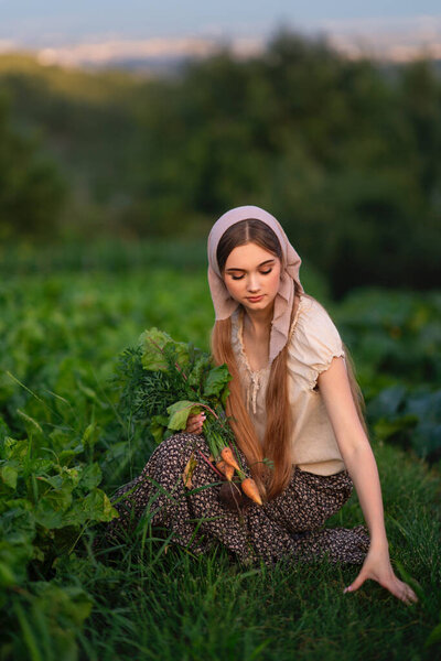 Девушка работает в саду летом