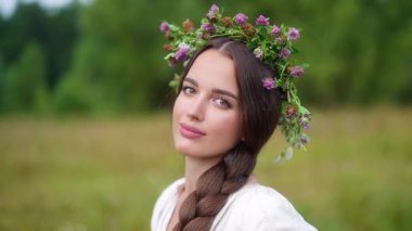 Ukrayna 'nın geleneksel etnik kıyafetleri içinde iki genç kadın fotoğraf çekimi sırasında nehirde duruyor.