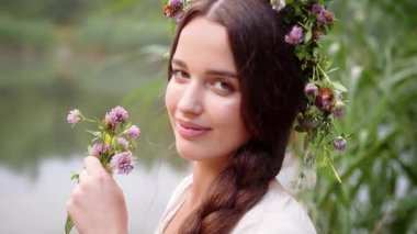 Ukrayna 'nın geleneksel etnik kıyafetleri içinde iki genç kadın fotoğraf çekimi sırasında nehirde duruyor.