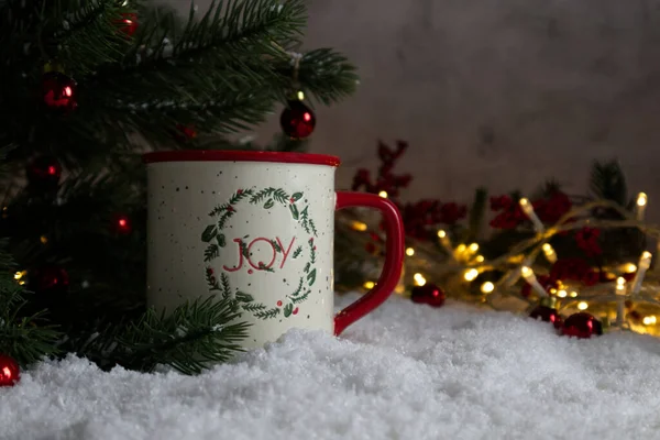 Cute Mug Stands Table Sprinkled Snow Christmas Tree Christmas Lights — Stock Photo, Image