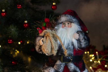 Orman büyücüsü ya da Noel Baba bir Noel ağacı ve yakın plan ışıklarına karşı.