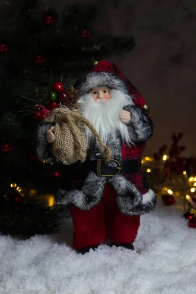 Orman büyücüsü ya da Noel Baba bir Noel ağacı ve yakın plan ışıklarına karşı.